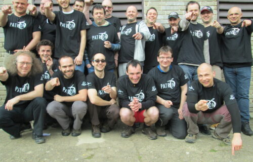 Patron_skupinovka-ukazuje-scaled